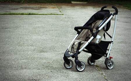 Leerer Kinderbuggy