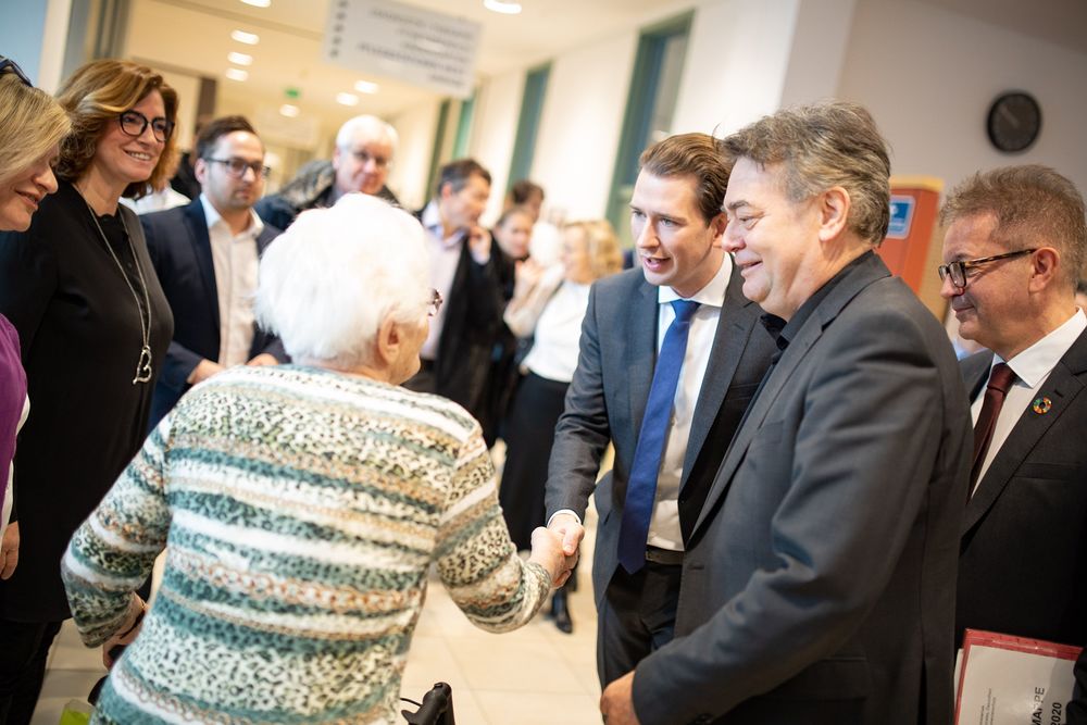 Am 13. Jänner 2020 besuchte Bundeskanzler Sebastian Kurz (m.l.) gemeinsam mit Vizekanzler Werner Kögler (m.r.) und Bundesminister Rudi Anschober (r.) das Haus der Barmherzigkeit.