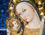 Schatzkammerbild - verehrtes Gnadenbild von Mariazell. Andrea Vanni um 1360 zugeschrieben, Tempera auf Holz. Maria mit dem Jesuskind. Die Heiligenscheine sind aus vergoldetem Silberblech und mit Edelsteinen und Perlen geschm