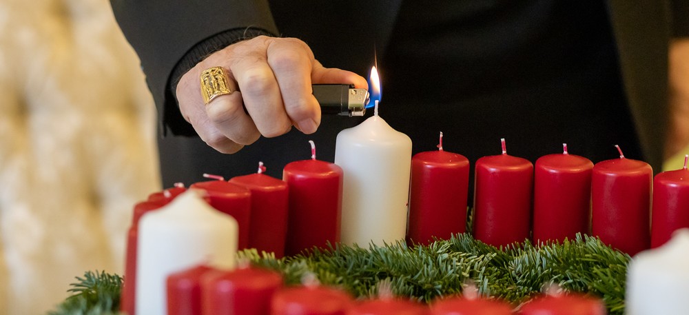 Jährlich übergibt die Diakonie an die Erzdiözese Wien den traditionellen Adventkranz mit vier großen Kerzen für die Adventsonntage und je einer kleinen Kerze für die Werktage.