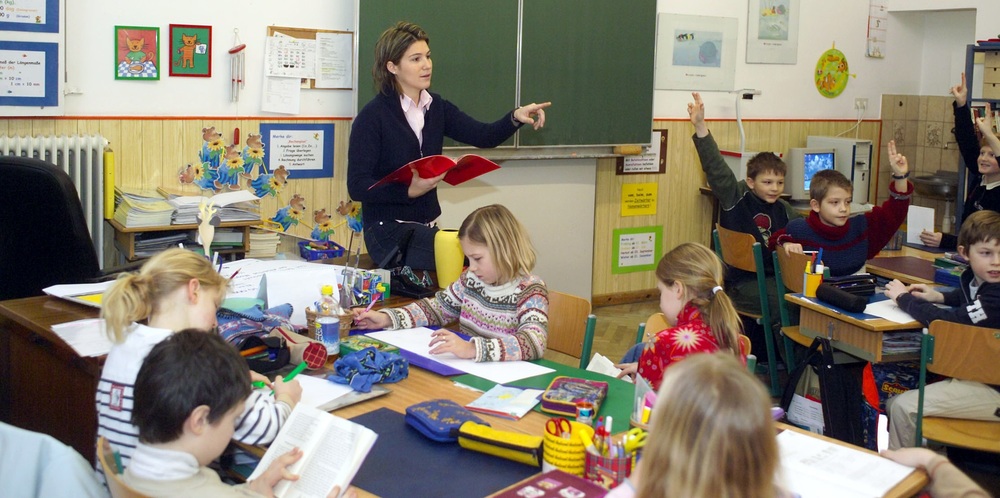 Volksschulklasse beim Unterricht