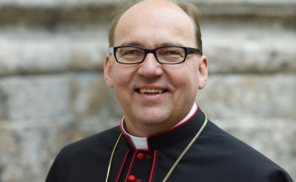 MMag. Hermann Glettler, Bischof der Diözese Innsbruck. Zum Beischof geweiht am 2. Dezember 2017 in der Olympiahalle in Innsbruck.