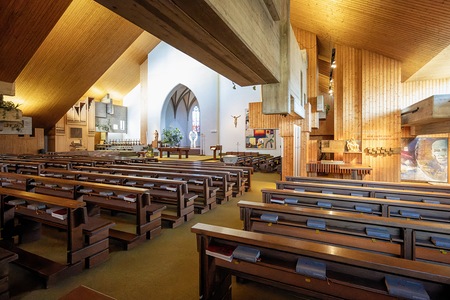Katholischer Gottesdienst - Pfingsten feiern, den Glauben bekennen - Die Gemeinde feiert mit Bischof Benno Elbs. Was bedeutet Mut? Darum geht es im Gottesdienst am Geburtsort des Seligen Carl Lampert, der 1944 sein Leben für seinen Glauben ließ. Der 