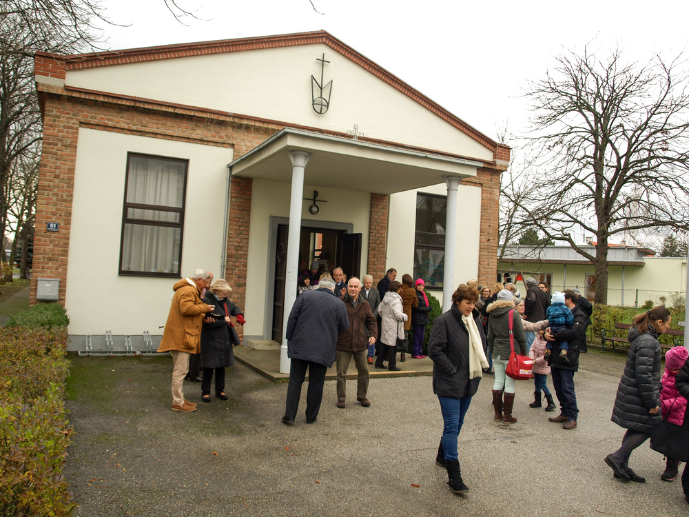 'Katholischer Gottesdienst', ''Meister - wo wohnst du?'.' Live aus der Erl?serkirche in Wiener Neustadt: Mit der Gemeinde feiert Kurat Bernd Kolodziejczak: 'Wir bem?hen uns allen Menschen, die auf dem Weg zu Gott sind, die Gott suchen und ihm begegne