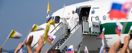 Menschen schwenken mit Fänchen bei der Ankunft von Papst Franziskus in Bratislava (Slowakei) am 12. September 2021