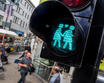 Linz, Österreich. Verkehrsampel mit gleichgeschlechtlichen Figuren als Zeichen für Offenheit und Toleranz.
