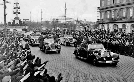 Wiens Gruss an den Führer nach der geschichtlichen Grosstat.Als erste Stadt des Grossdeutschen Reiches war es der Haupstadt der Ostmark, Wien, beschieden, den Führer in ihren Mauern nach seiner geschichtlichen Grosstat zu sehen und ihn in einem unbe