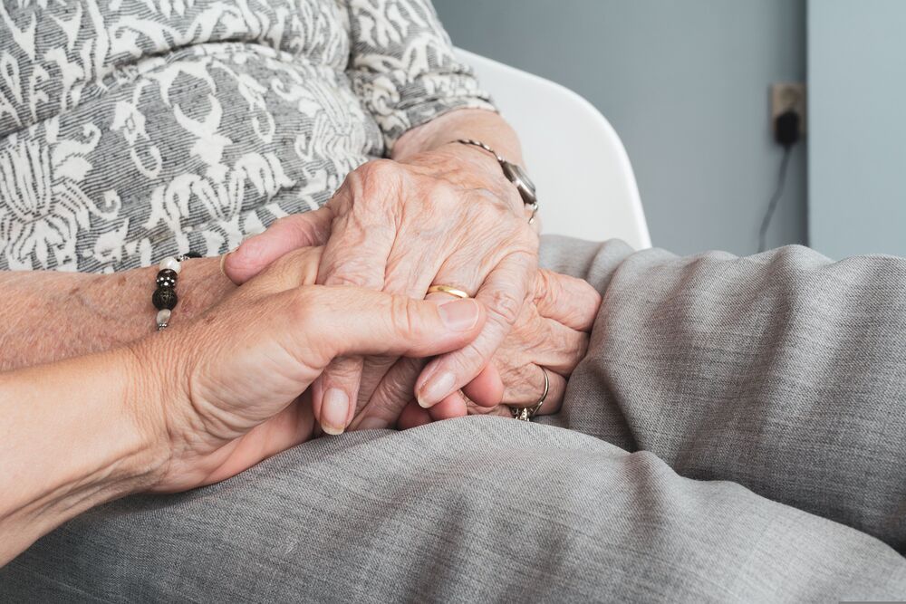 Hand hält die einer Seniorin / pixabay / Sabinevanerp Hand hält die einer Seniorin
