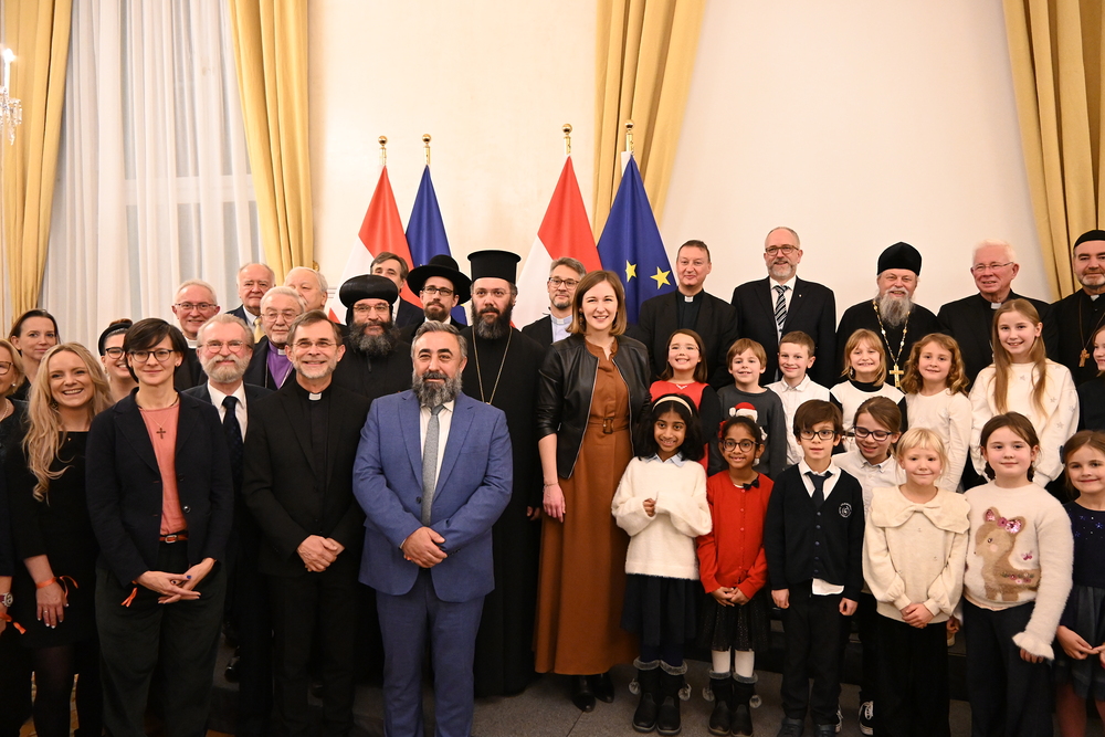Ministerin Claudia Plakolm und Spitzen der Kirchen und Religionen beim Adventempfang am 17.12.2025 im Bundeskanzleramt