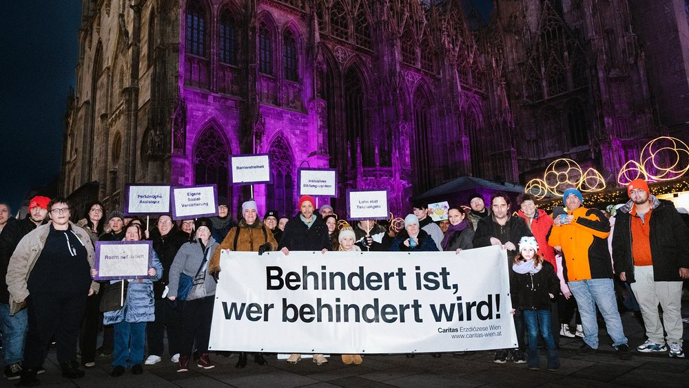 Purple-Kampagne vor dem Wiener Stephansdom / Stefanie J. Steindl