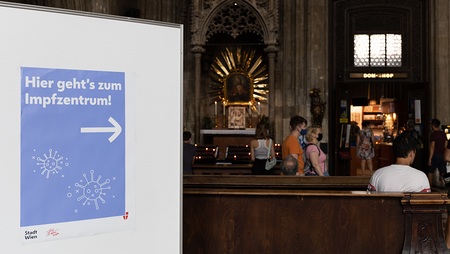 Im August 2021 wurde die Impfstraße im Wiener Stephansdom eröffnet. In der Barbarakapelle wurden MRNA-Impfstoffe gegen das Coronavirus ohne Voranmeldung verabreicht. Die Bilder stammen von der Eröffnungspressekonferenz und vom Live-Betrieb der Impfst