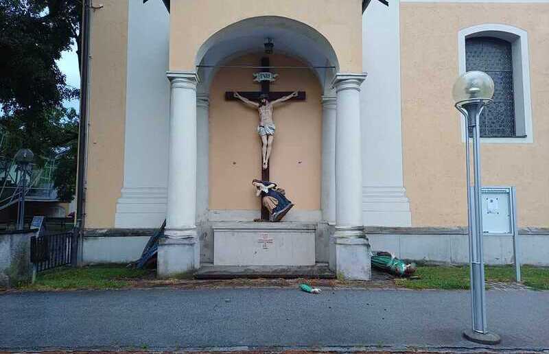 Vandalismus bei der Kreuzigungsgruppe der an der Pfarrkirche Deutschlandsberg: Eine Figur wurde links zu Boden geworfen, eine rechts. Die hl. Maria steht schief unter dem gekreuzigten Christus. / Katholische Kirche Steiermark Vandalismus bei der Kreuzigungsgruppe der an der Pfarrkirche Deutschlandsberg: Eine Figur wurde links zu Boden geworfen, eine rechts. Die hl. Maria steht schief unter dem gekreuzigten Christus.
