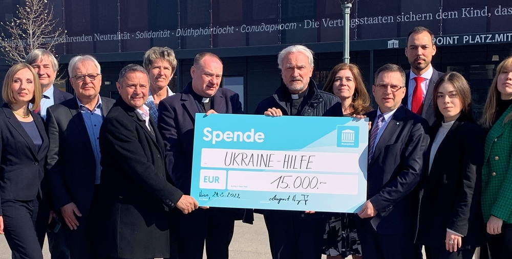 Spende des ÖVP-Parlamentsklubs für Ukraine-Hilfe / Kathpress/Paul Wuthe Wien, 24.3.2022, in der Mitte v.l.: Norbert Sieber, Andrzej Nieduziak, Dariusz Schutzki, August Wöginger