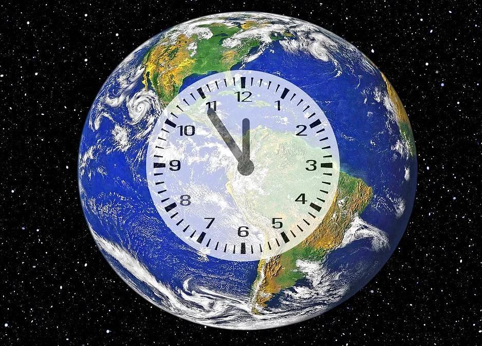 Erdkugel mit Uhr '5 vor 12' / pixabay