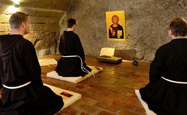 Kapuzinermönche beim Gebet / kapuziner.at