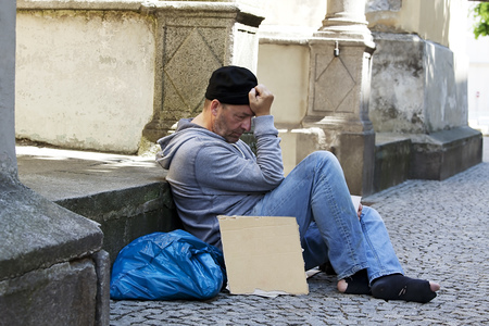 Ein arbeitsloser Bettler ist Obdachlos und hat Hunger