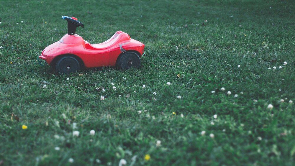 Verlassenes Kinderauto 