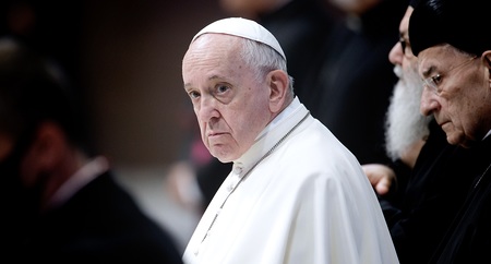 Papst Franziskus zwischen Vertretern der christlichen Kirchen im Libanon zu Beginn des Libanon-Gipfels, am 1. Juli 2021 im Petersdom im Vatikan.