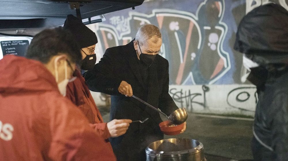 Bundespräsident Van der Bellen bei der Canisibus-Suppenausgabe / HBF / Lechner Bundespräsident Van der Bellen bei der Canisibus-Suppenausgabe