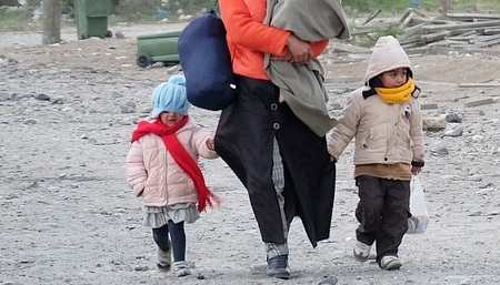 Frau mit Kindern auf der Flucht
