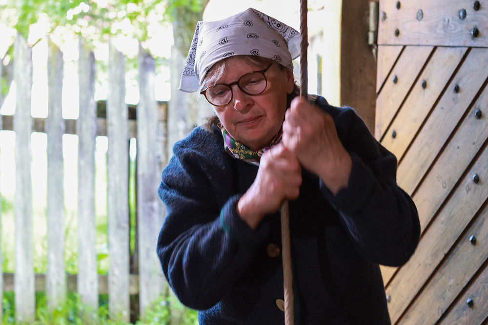 FeierAbend: 'Die H?terin der Glocken', Dreimal am Tag l?utet die 68 j?hrige Luise Piechl jeweils 17 Mal h?ndisch die Kirchenglocken der Sankt Nikolaus Kirche im kleinen steirischen Ort Hinterlobming. Bereits in den 1930iger Jahren haben ihre Gro?elte