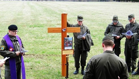 Bundesheer-Soldaten beim Kreuzweg-Gebet