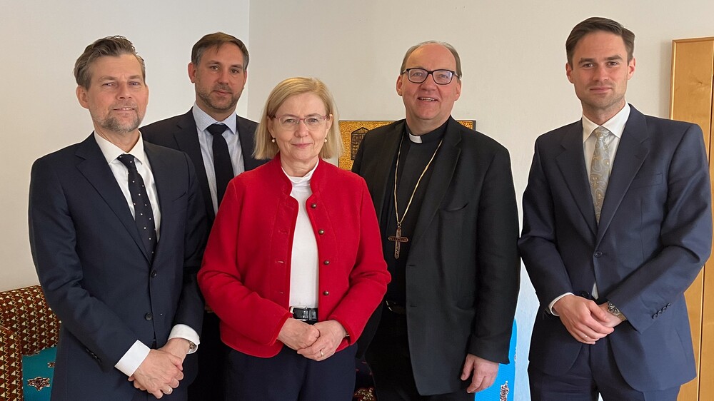 Bischof Glettler und Botschafterin Szilágyiné Bátorfi mit weiteren Diplomaten