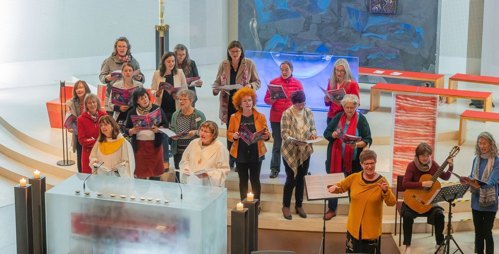 Frauenliturgie / © Copyright 2022 Jack Haijes, Jack Haijes FrauenliturgieFeier in der Pfarre Linz St. Konrad anlaesslich 25 Jahre Frauenkommission der Dioezese LinzFoto Jack Haijes