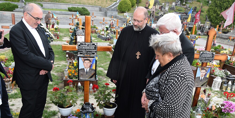 Lemberger Lytschakiwski-Soldatenfriedhof: BIschof Krautwaschl, Ostkirchen-Generalvikar Yurij Kolasa, Erzbischof Lackner 2022