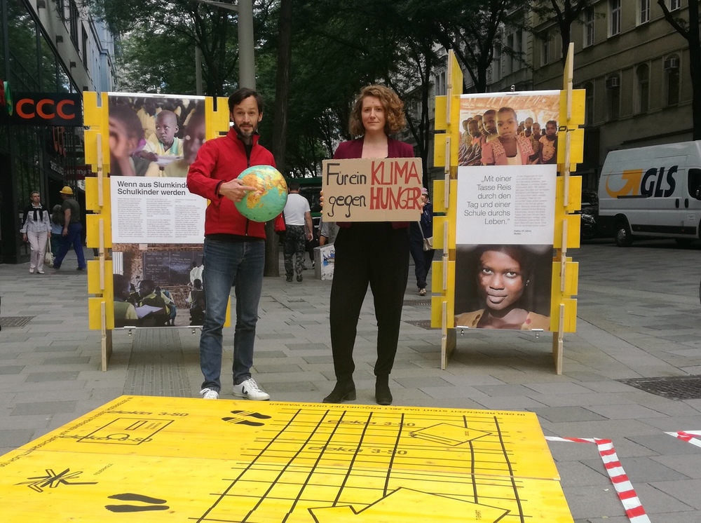 Caritas-Installation auf der Mariahilfer Straße