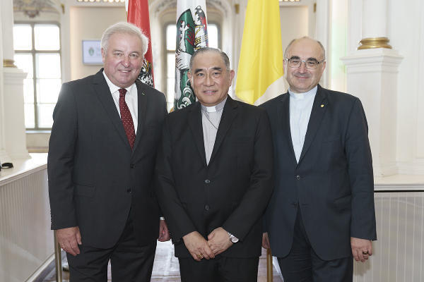 Graz: Fokolar-Bischöfe beim Landeshauptmann / steiermark.at/Streibl Landeshauptmann Hermann Schützenhöfer mit Diözesanbischof Wilhelm Krautwaschl und Kardinal Francis Xavier Kriengsak (v.l.) in der Aula der Alten Universität
