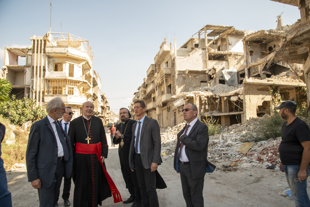 Schönborn in den Ruinen von Homs (links: Pro Oriente-Präsident Alfons Kloss, rechts der Leiter der Salzburger Pro Oriente-Sektion Prof. Dietmar Winkler)