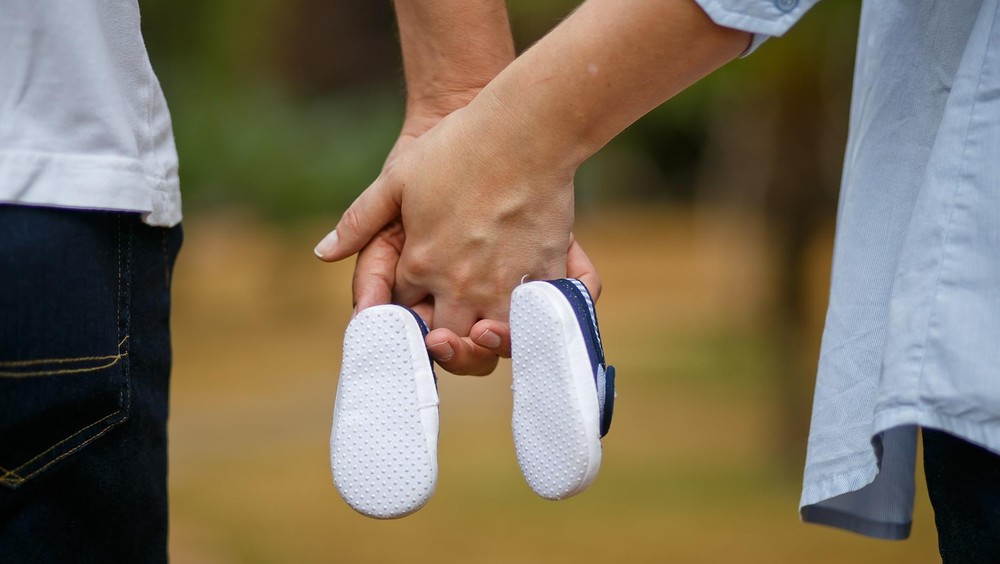 Paar mit Kinderschuhen / pixabay.com / Bruna Bruna Paar mit Kinderschuhen