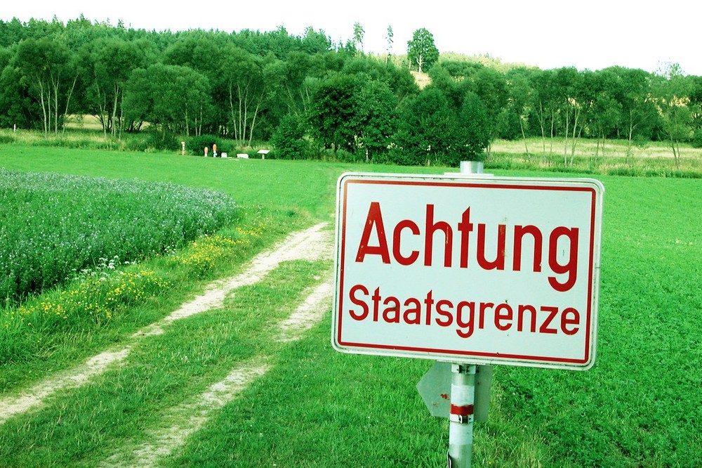 Schild 'Achtung Staatsgrenze' in Österreich
