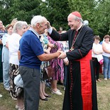 Mit Pilgern bei der Wallfahrtsstätte 'Kalvarie von Miadzel'