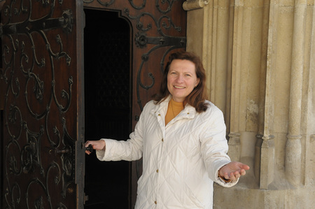 Elisabeth Obermayer, Pastoralassistentin, einladend vor der offenen Kirchent?r