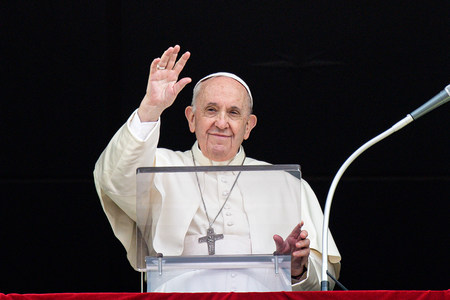 Papst Franziskus erhebt den Arm beim Mittagsgebet am Fenster des Apostolischen Palasts am 26. September 2021 im Vatikan.