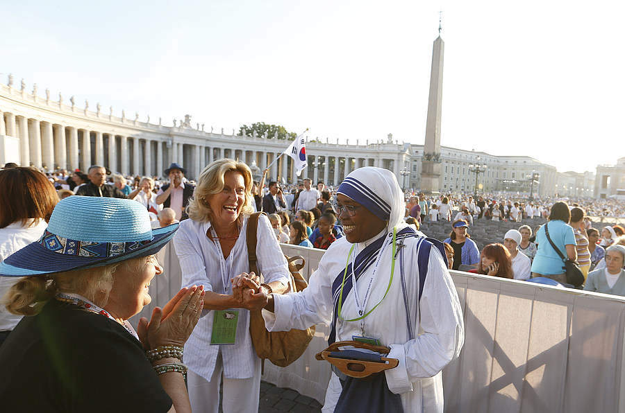 Missionarinnen der Nächstenliebe sprechen mit Pilgern während der Heiligsprechung von Mutter Teresa am 4. September 2016 auf dem Petersplatz in Rom.