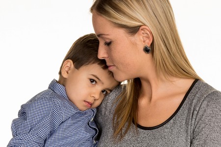 Mutter und Sohn, Symbol f?r Liebe, F?rsorge, alleinerziehende Mutter