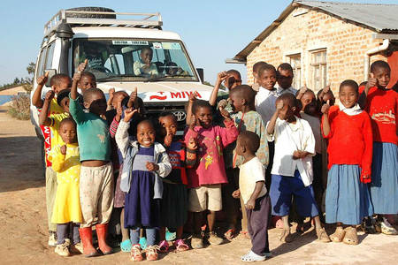 MIVA-Auto mit Kindern in Tanzania