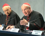 Kardinal Schönborn bei der Präsentation von 'Amoris Laetitia'