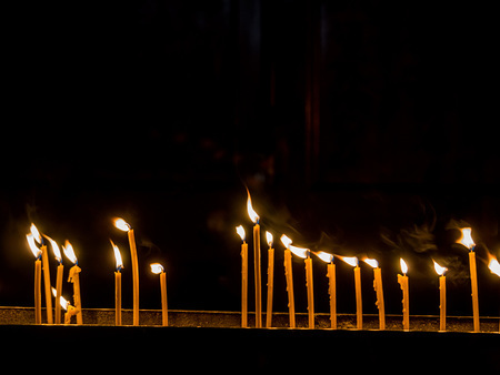Flammen von Kerzen werden durch Wind zur Seite gedrückt