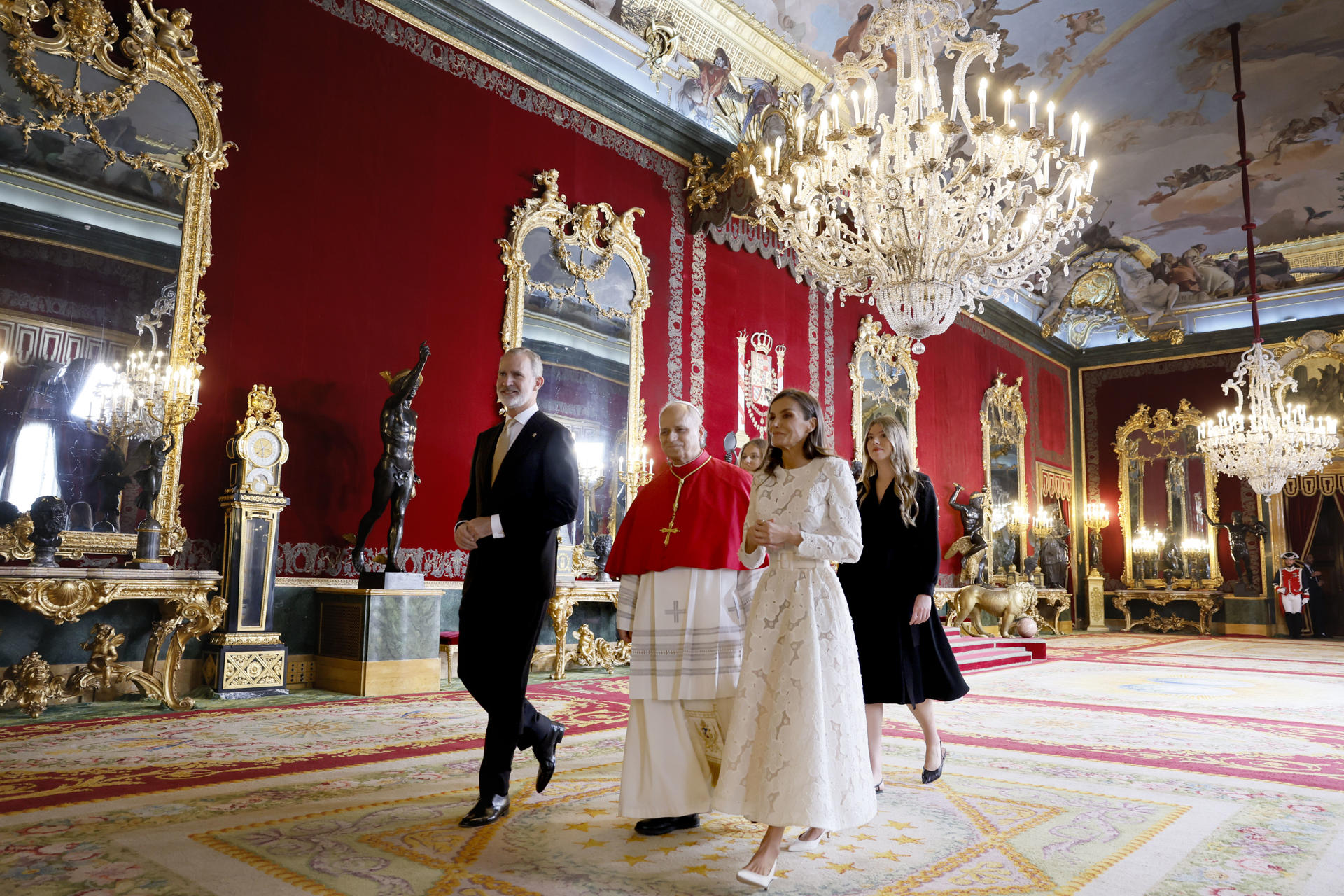 El papa Le?n XIV inicia en Madrid su primer viaje apost?lico a Espa?a / Ballesteros MADRID, 06/06/2026.- El papa Le?n XIV con los reyes Felipe VI y Letizia, junto a la princesa Leonor y la infanta Sof?a en la Sala Gasparini del Palacio Real. EFE/Ballesteros POOL