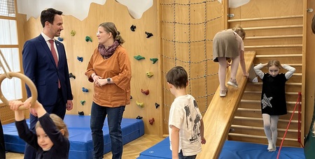 Minister Wiederkehr besucht nach Angelobung kirchlichen Kindergarten