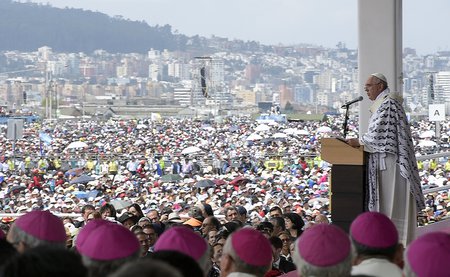 Papst Franziskus in Quito / © 2015 KNA, www.kna-bild.de - Nutzungsrechte vorbehalten., Osservatore Romano Papst Franziskus feiert am 7. Juli 2015 die heilige Messe im Bicentennial Park in Quito.