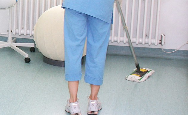 Reinigungskraft in einem Krankenhaus / bilderbox.at Landau: 'Ein-Euro-Jobs' sind Schritt in die falsche Richtung