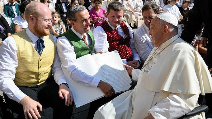 Übergabe Partitur der Messe für Barmherzigkeit an Papst Franziskus / Vatican Media Übergabe Partitur der Messe für Barmherzigkeit an Papst Franziskus