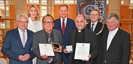 Von links: Bürgermeister MMag. Klaus Luger, Mag.a Hermine Eder (KU Linz, Universitätskommunikation), Peter Vondrak (KU Linz, ausgezeichnet mit der Severin-Medaille der Diözese Linz), Landeshauptmann Mag. Thomas Stelzer, Dr. P. Friedrich Bechina (ausg