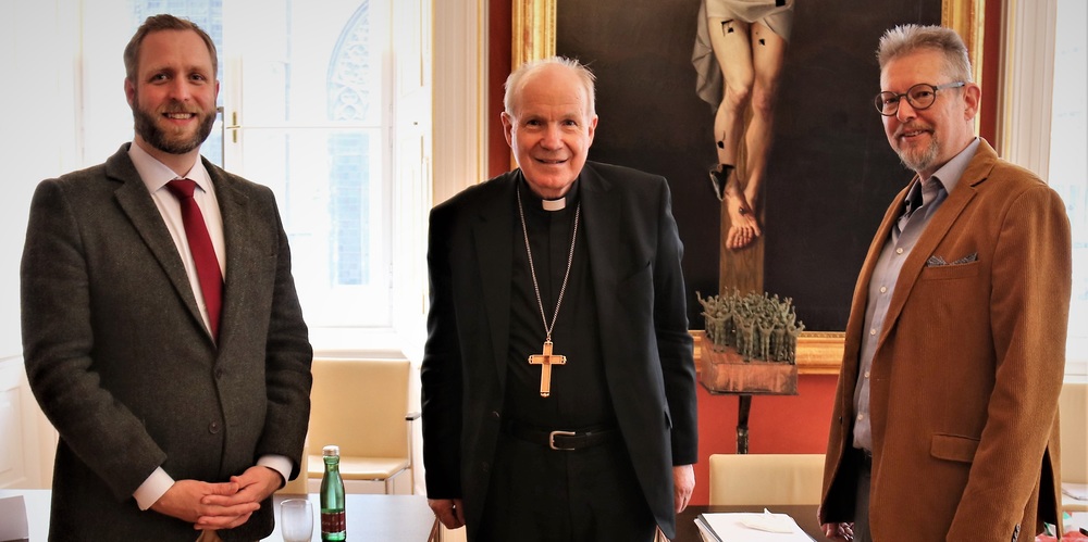 v.l.: Simon Varga (neuer Generalsekretär), Kardinal Christoph Schönborn (Medienbischof), Gerhard Tschugguel-Tramin (bisheriger KMA-Generalsekretär)