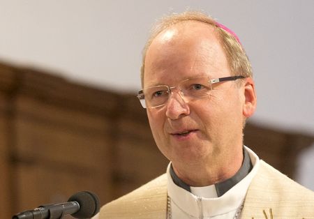 Bregenz am 1.9.2015 Bischof Benno Elbs spendet den Abendsegen fuer Fluechtlinge